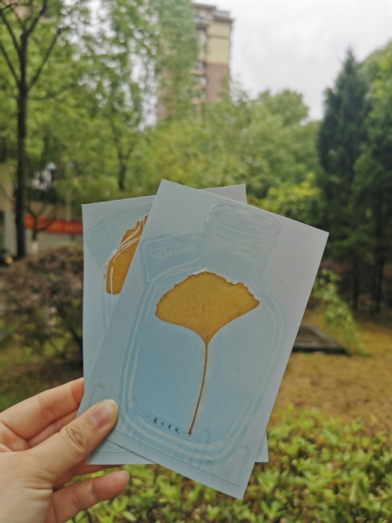 医学学子便捡取校园内的银杏树叶,制作成精美的银杏叶明信片